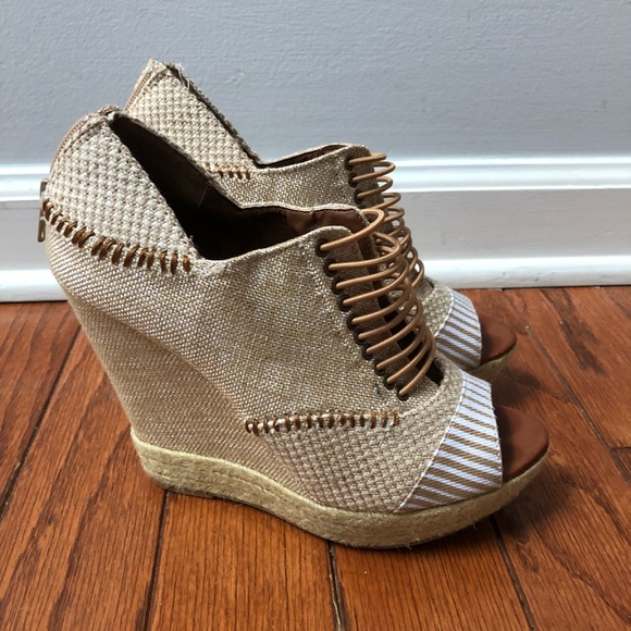 Chinese Laundry Shoes - 💛CHINESE LAUNDRY Tan Wedges size 7.5💛